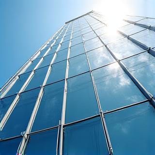 Detailaufnahme einer spiegelnden Glasfassade